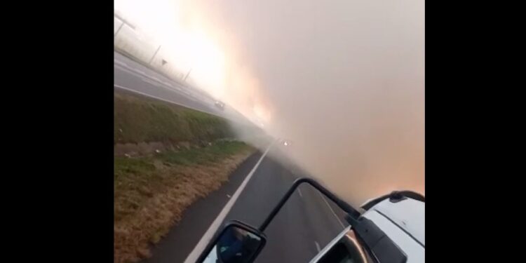 Incêndio de grandes proporções bloqueia a BR-277 em São José dos Pinhais