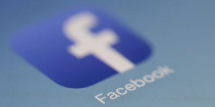 Mãe tenta vender bebê de seis meses por US$ 100 mil no Facebook e está sob investigação por tráfico de pessoas