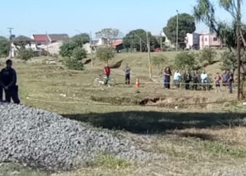 Corpo de homem é encontrado com sinais de tiros em valeta em Curitiba