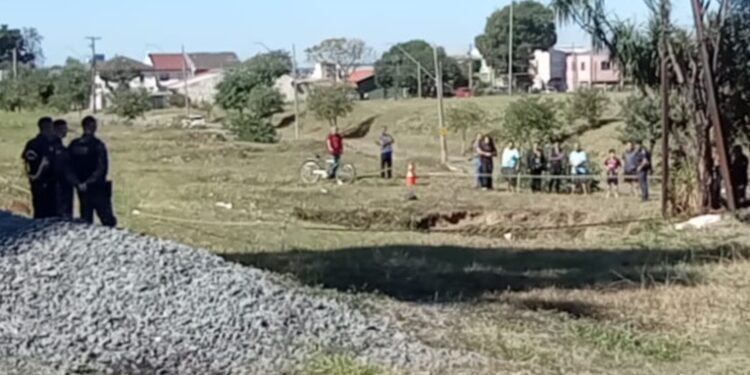 Corpo de homem é encontrado com sinais de tiros em valeta em Curitiba