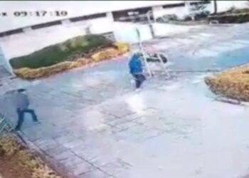 Câmera de segurança registrou criminosos fugindo após um deles balear comerciante no Bigorrilho, veja o vídeo