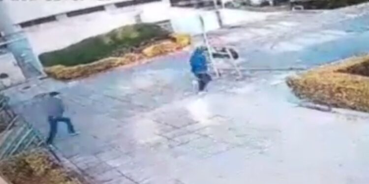 Câmera de segurança registrou criminosos fugindo após um deles balear comerciante no Bigorrilho, veja o vídeo