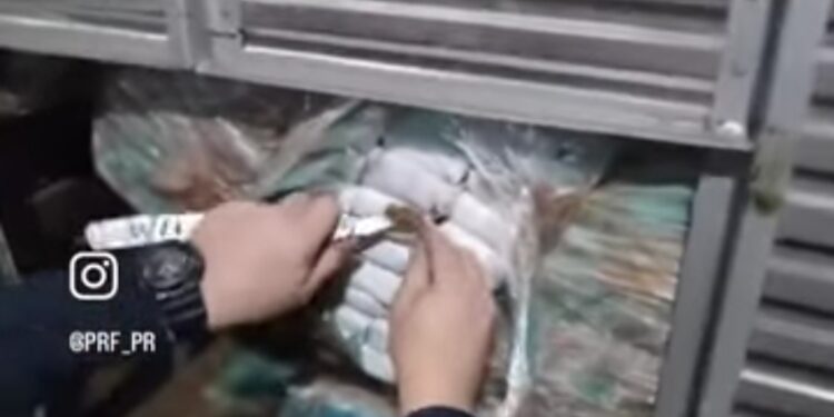 PRF descobre 3 toneladas de maconha, munições e fuzis em carreta, veja o vídeo