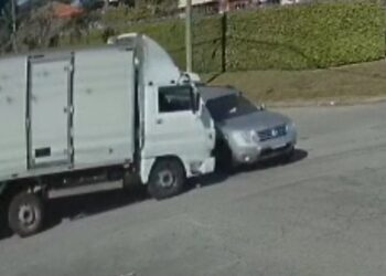 Motorista de caminhão avança preferencial e provoca acidente em Curitiba, veja o vídeo