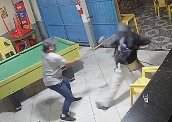 Em Curitiba, cliente reage a assalto e arrepia ladrão com taco de sinuca, veja o vídeo