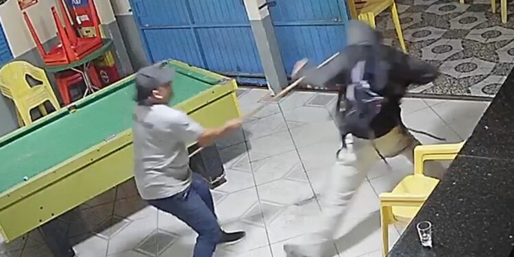 Em Curitiba, cliente reage a assalto e arrepia ladrão com taco de sinuca, veja o vídeo