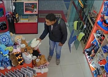 Câmera flagra indivíduo levando produtos de comércio em Curitiba, veja o vídeo