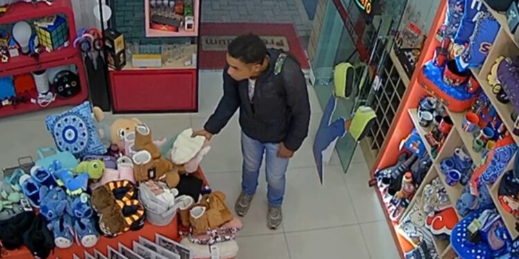 Câmera flagra indivíduo levando produtos de comércio em Curitiba, veja o vídeo