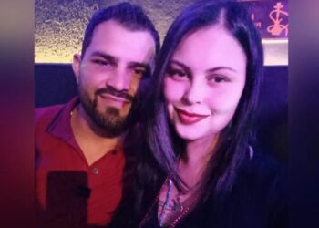 Homem mata a esposa a facadas e foge; polícia tenta localizar o criminoso