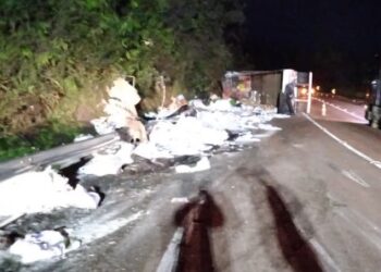 Caminhão carregado com açúcar tomba na BR-277, em Campo Largo