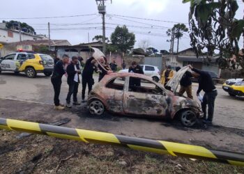 Corpo encontrado em carro incendiado segue sem identificação