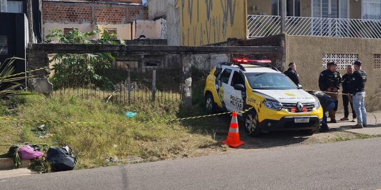 Corpo de mulher é encontrado em terreno no Fazendinha