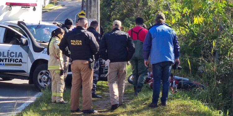 Rapaz em moto morre ao cair em córrego na RMC
