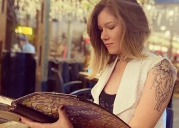 Mulher perde a vida ao cair de carroceria de caminhonete durante mudança