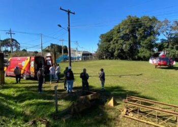 Idoso fica gravemente ferido após cair enquanto empurrava veículo e ser atropelado na RMC