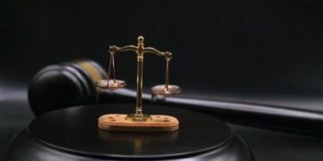 Justiça condena motociclista que fugiu de blitz e causou acidente com viatura