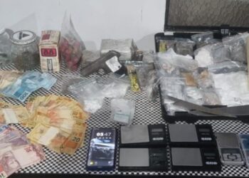 Operação policial resulta em detenção de indivíduos e apreensão de armas e drogas em lavacar