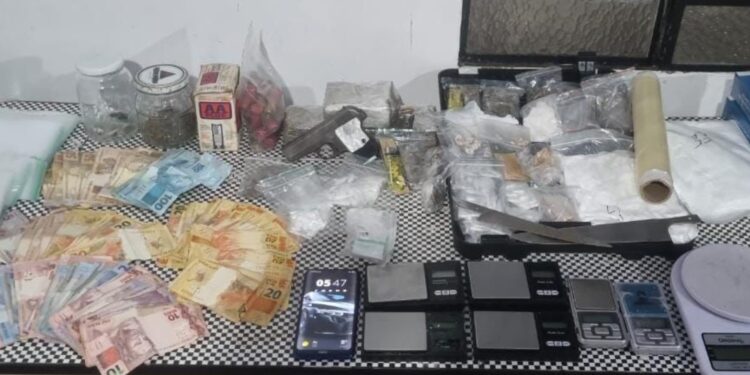 Operação policial resulta em detenção de indivíduos e apreensão de armas e drogas em lavacar