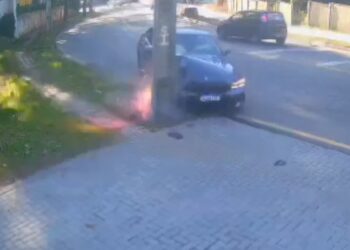 Motorista de BMW sai da pista e derruba poste em Curitiba, veja o vídeo