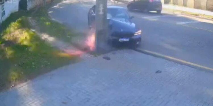 Motorista de BMW sai da pista e derruba poste em Curitiba, veja o vídeo