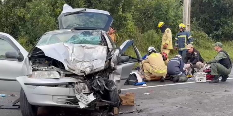 Colisão frontal na PR-423 deixa três feridos na RMC