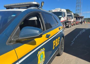PRF realiza escolta de peça gigante em rodovias no Paraná