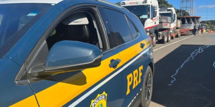 PRF realiza escolta de peça gigante em rodovias no Paraná