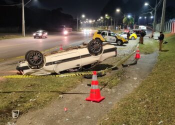 Homem é baleado em confronto com a Polícia Militar e acaba capotando carro furtado