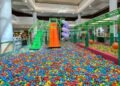 Parque indoor com cores neon é atração para criançada nos meses de junho e julho