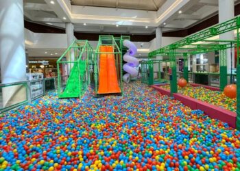 Parque indoor com cores neon é atração para criançada nos meses de junho e julho