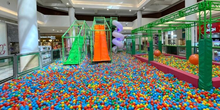 Parque indoor com cores neon é atração para criançada nos meses de junho e julho