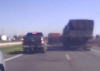 Motorista de carreta joga carro pra fora da pista na BR-277 e foge, veja o vídeo