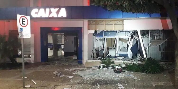 Agência da Caixa Econômica Federal é alvo de explosão no Paraná