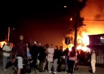 Grande incêndio destrói residências no bairro Parolin em Curitiba