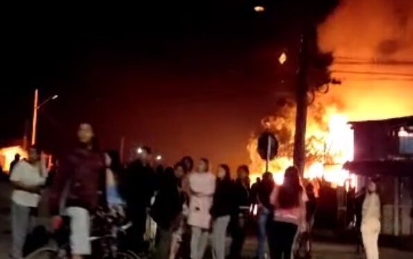 Grande incêndio destrói residências no bairro Parolin em Curitiba
