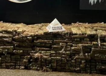 Caminhão carregado de maconha tomba em frente a batalhão da PM