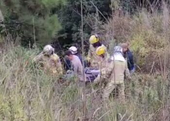 Carro despenca de ribanceira no Contorno Norte e motorista morre em Curitiba