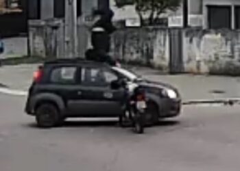 Câmera de segurança registra motociclista rodopiando por cima de carro em acidente, veja o vídeo