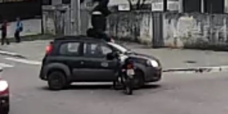 Câmera de segurança registra motociclista rodopiando por cima de carro em acidente, veja o vídeo