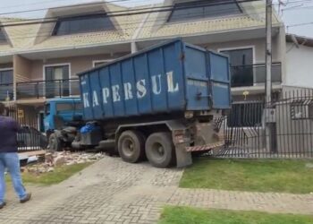 Caminhão invade sobrados em acidente no bairro Novo Mundo, em Curitiba