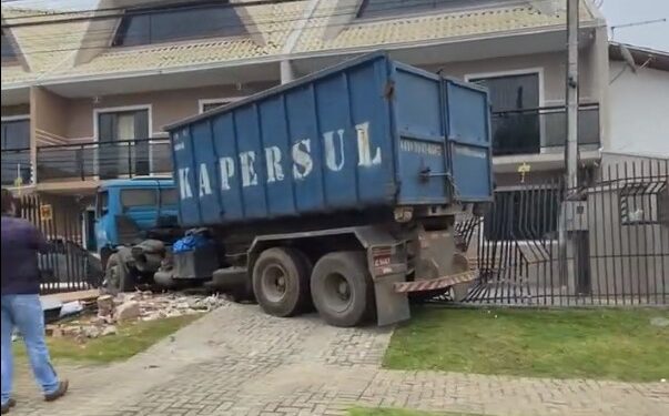 Caminhão invade sobrados em acidente no bairro Novo Mundo, em Curitiba