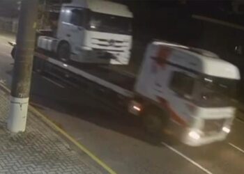 Nova imagem de câmera pode ajudar polícia a identificar motorista de caminhão que derrubou poste que vitimou motociclista