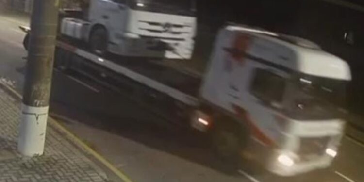 Nova imagem de câmera pode ajudar polícia a identificar motorista de caminhão que derrubou poste que vitimou motociclista