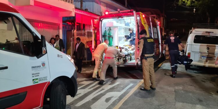 Homem vai separar briga de casal e acaba gravemente ferido a facadas em Curitiba
