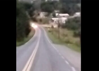 Caminhoneiro flagra motorista em zigue-zague e batendo de frente em outro carro no Paraná, veja o vídeo