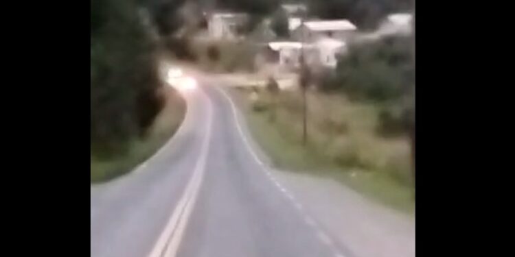 Caminhoneiro flagra motorista em zigue-zague e batendo de frente em outro carro no Paraná, veja o vídeo