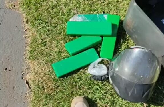 Motociclista é preso após cair com moto carregada com drogas em frente a Batalhão da PRF no Paraná