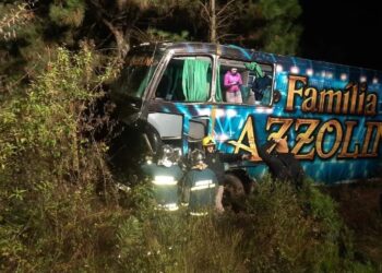 Acidente entre ônibus de banda paranaense e carro resulta em duas mortes e vários feridos