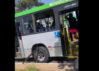 Após furtar celular, ladrão quebra e escapa por janela de ônibus, veja o vídeo
