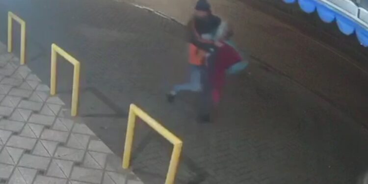 Câmera registra homem invadindo brechó em Curitiba; local foi incendiado e ele foi preso, veja o vídeo